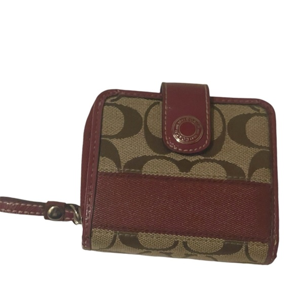 Patent leather wallet Coach Beige in
Patent leather burgundy great condition - Picture 1 of 16